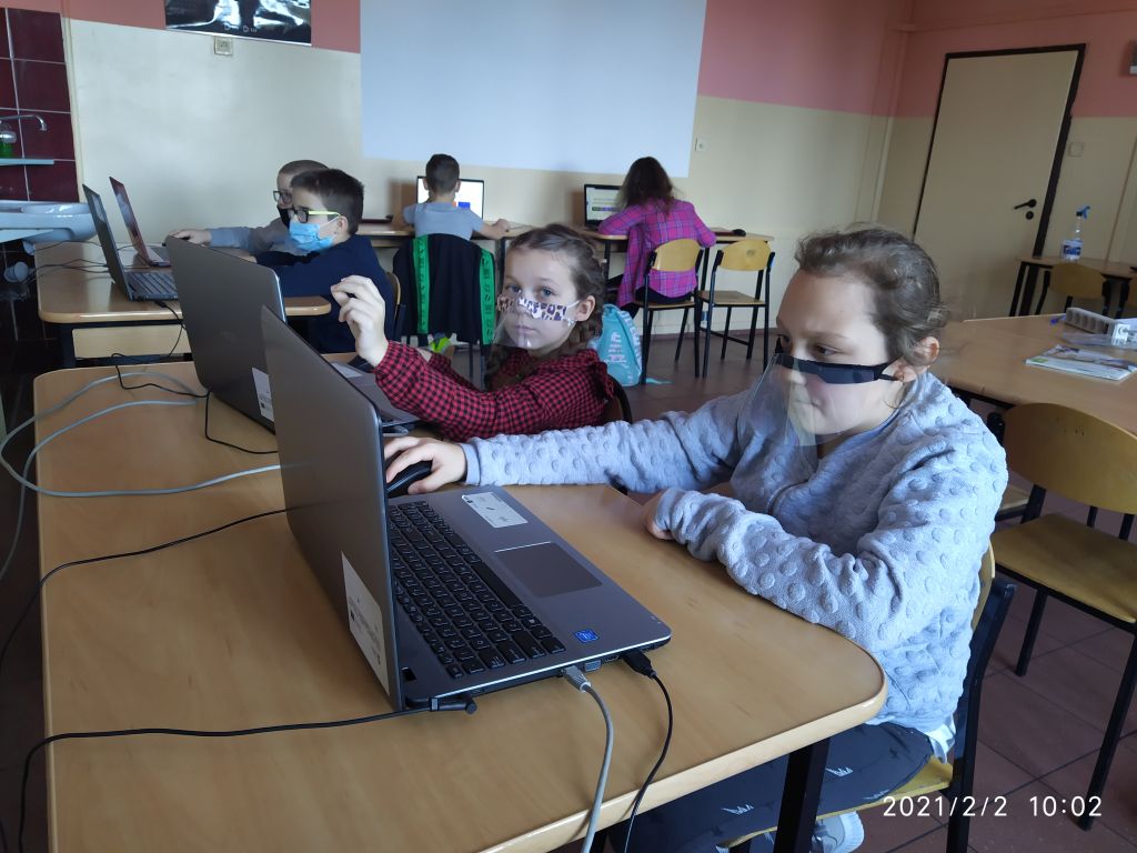 dzieci robią test na komputerze
