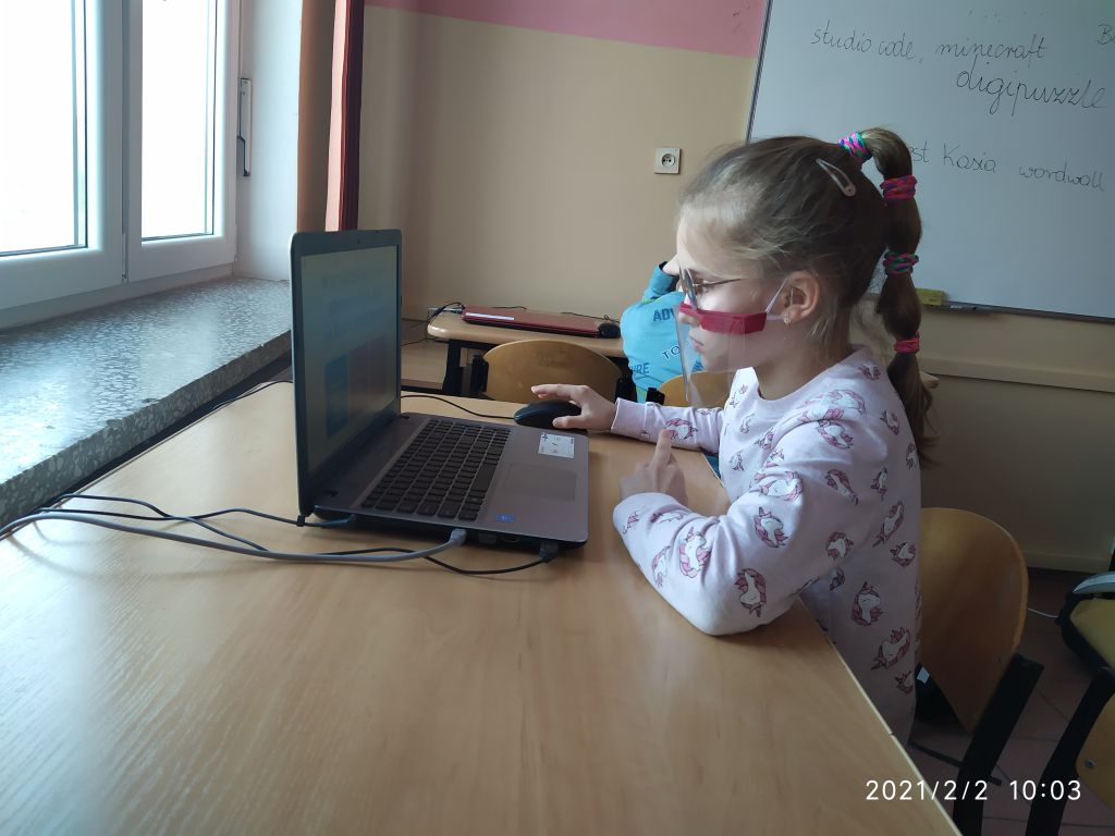 dzieci robią test na komputerze
